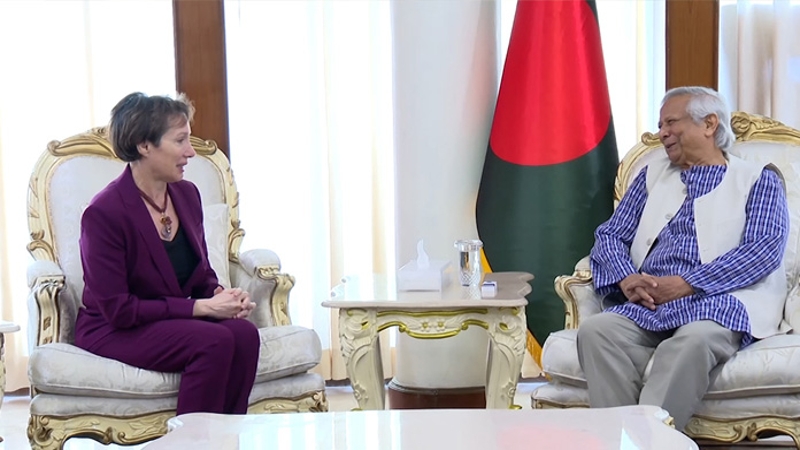 প্রধান উপদেষ্টার সঙ্গে মার্কিন চার্জ দ্য অ্যাফেয়ার্স  সাক্ষাৎ