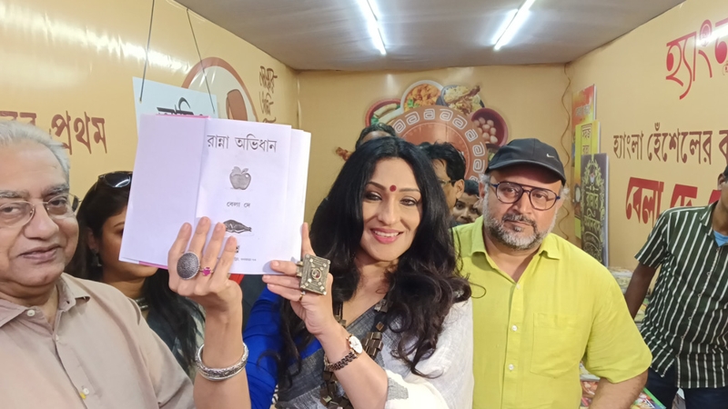 ‘বেলা’ নিয়ে বইমেলায় ঋতুপর্ণা