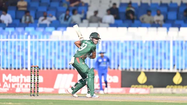 আফগানিস্তানের বিপক্ষে ২৫২ রানের চ্যালেঞ্জিং সংগ্রহ গড়েছে