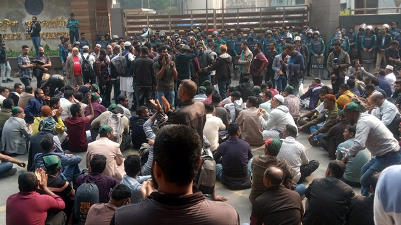 নির্বাহী আদেশ চান চাকরিচ্যুত পুলিশ সদস্যরা