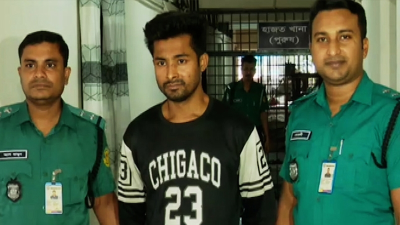 রাজধানীতে অস্ত্র ঠেকিয়ে ছিনতাই, গ্রেপ্তার ১