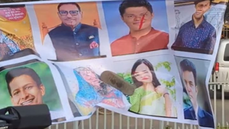 হাসিনাসহ নিষিদ্ধ ছাত্রলীগ নেতাদের ছবিতে জুতা নিক্ষেপ