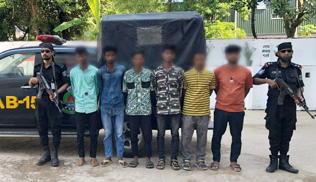 কক্সবাজারে পর্যটকদের জিম্মি ও ছিনতাইয়ের প্রস্তুতি, গ্রেফতার ৬