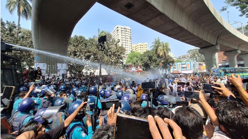 যমুনায় যাওয়ার চেষ্টা, পুলিশের জলকামান-লাঠিচার্জ