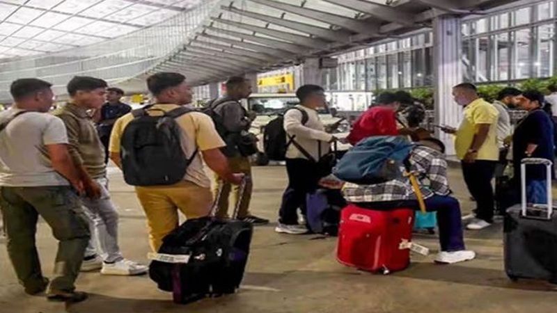 ভারতে আটকে পড়া ২২০ বাংলাদেশি ঢাকায় পৌঁছেছেন