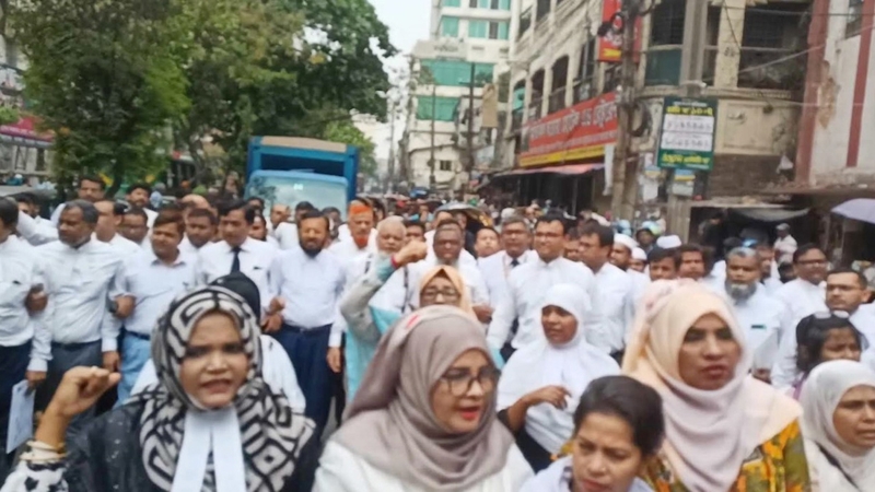 ‘তারেক রহমান আসছে’ স্লোগানে মুখর ঢাকার আদালতপাড়া