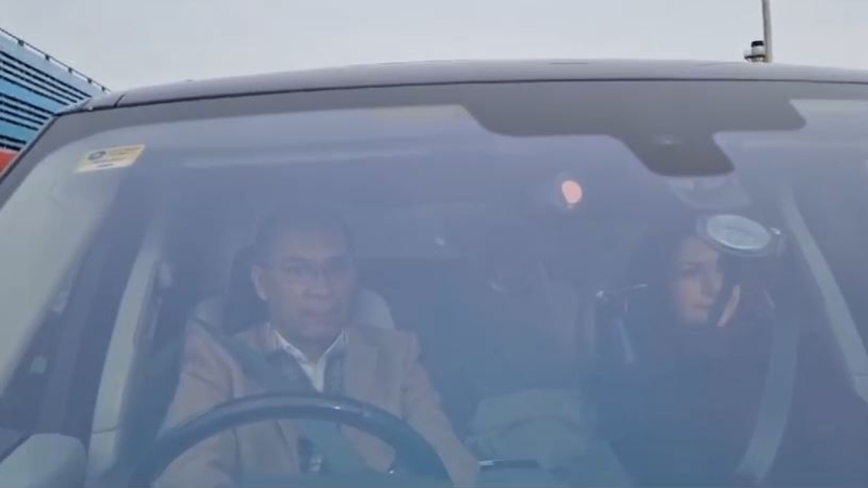 গাড়ি চালিয়ে ‘মা’কে লন্ডন ক্লিনিকে নিয়ে যান তারেক রহমান