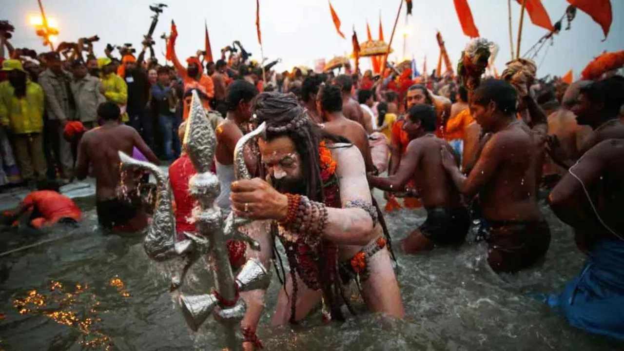 এক ঘণ্টার মধ্যে বাংলাদেশ দখলের হুমকি নাগা সাধুদের
