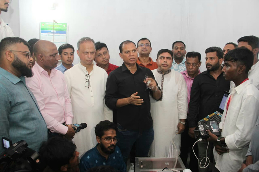 রোবটের উদ্ভাবক তরুণ জিহাদ-এর পাশে তারেক রহমান