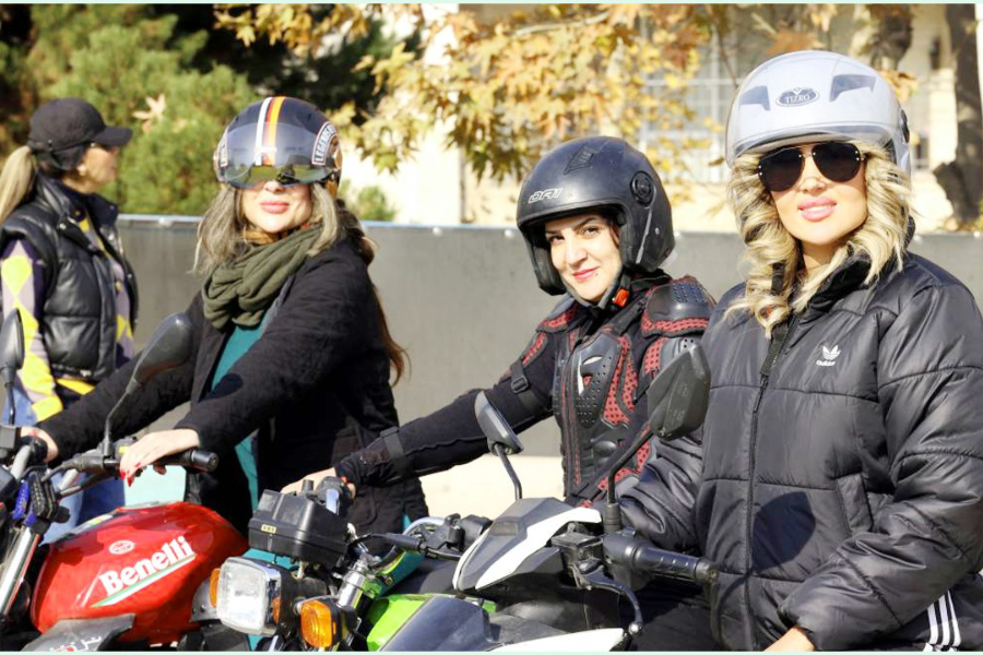 নারীদের মোটরসাইকেল চালানোর অনুমতি দিলো ইরান