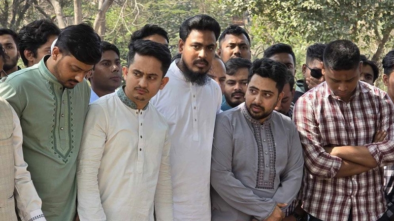 ২৪-এর অভ্যুত্থানের শহিদদের কবর জিয়ারতে নাহিদ-আখতাররা