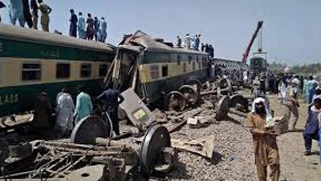 পাকিস্তানে রেলস্টেশনে আত্মঘাতী বিস্ফোরণ, নিহত ২০