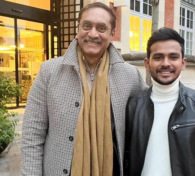 প্যারিসে পিনাকীর সঙ্গে সাক্ষাৎকারে হাস্যোজ্জ্বল আসিফ মাহমুদ