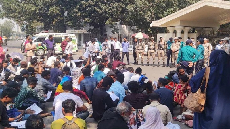 প্রধান উপদেষ্টা কার্যালয়ের সামনে জুলাই আন্দোলনে আহতদের অবস্থান