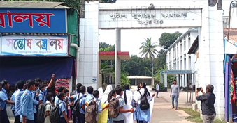 সাবেক অধ্যক্ষ পুনর্বহালের দাবিতে বিক্ষোভ পুলিশ লাইন হাই স্কুল অ্যান্ড কলেজের শিক্ষার্থীরা