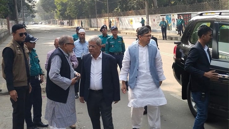 রাজনৈতিক দলগুলোকে নিয়ে বৈঠকে বসেছেন প্রধান উপদেষ্টা