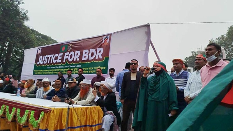 চাকরিচ্যুত বিডিআর সদস্যদের শহীদ মিনারে অবস্থান