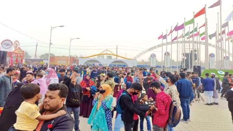 ছুটির দিনে জমে উঠছে বাণিজ্যমেলা
