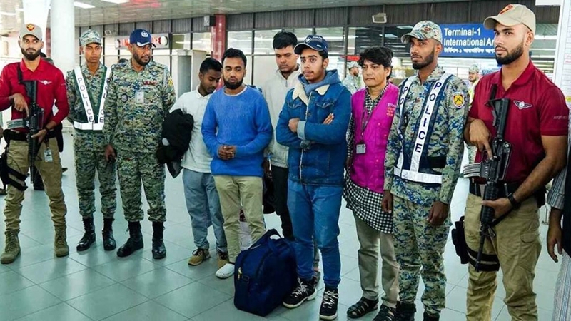 মৃত্যুর মুখ থেকে বেঁচে যেভাবে দেশে ফিরলেন ৫ বাংলাদেশি