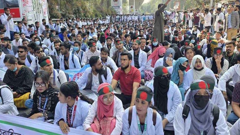 শাহবাগে ম্যাটস শিক্ষার্থীদের অবস্থান