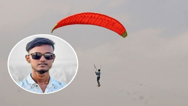নিজের তৈরি প্যারাগ্লাইডারে উড়লেন মারুফ