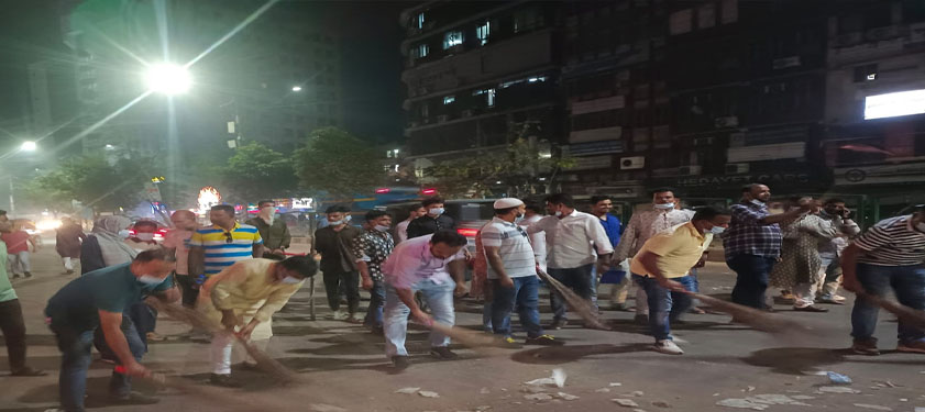 বিএনপির বর্ণাঢ্যর‌্যালি শেষ হওয়ার পর রাজপথে জমে থাকা আবর্জনা পরিষ্কার করে দিয়েছে দলটির নেতাকর্মীরা