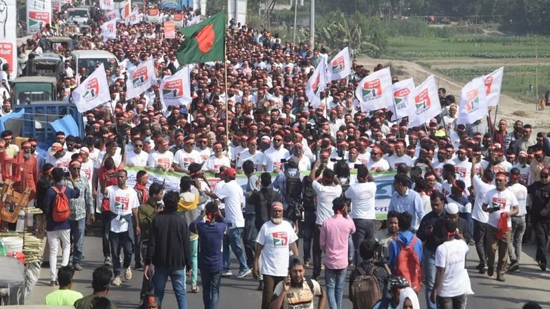 পানির ন্যায্য হিস্যার দাবিতে তিস্তা পাড়ে মানুষের ঢল