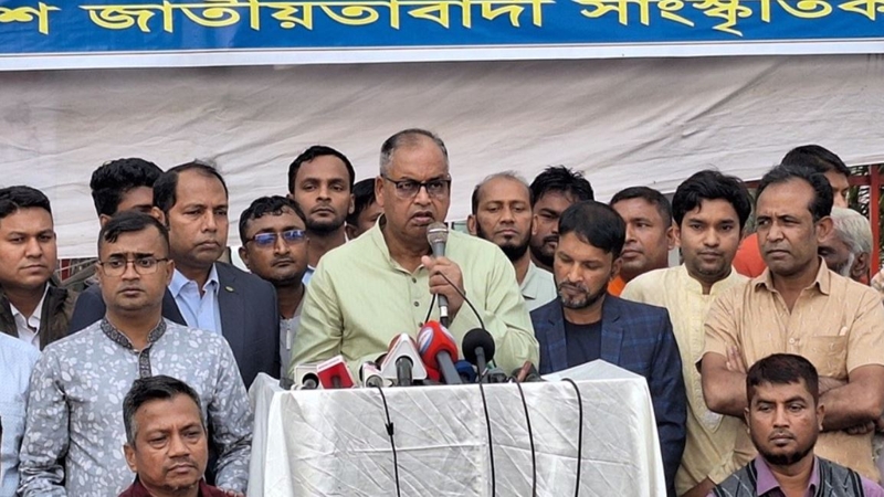 ফুলের মালা গলায় দিয়ে বিদায় নেওয়ার পরিবেশ রাখুন