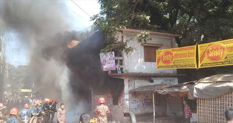 শ্রমিক ইউনিয়ন অফিসে আগুন
