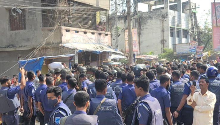 শ্রমিকরা সড়ক অবরোধ করে বিক্ষোভ : নারায়ণগঞ্জ