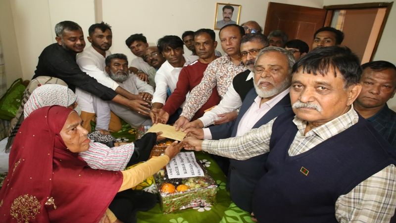 নিহত দুই শহীদ শ্রমিক পরিবারের পাশে শ্রমিক দল