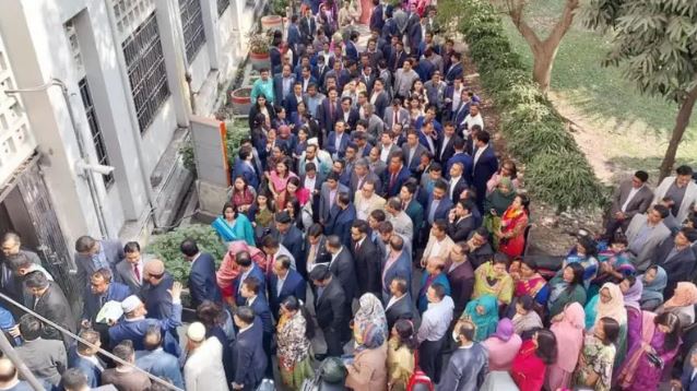 কমিশনের সুপারিশ ঘিরে প্রশাসন ও অন্য ক্যাডারদের মধ্যে দ্বন্দ্ব বাড়ছে