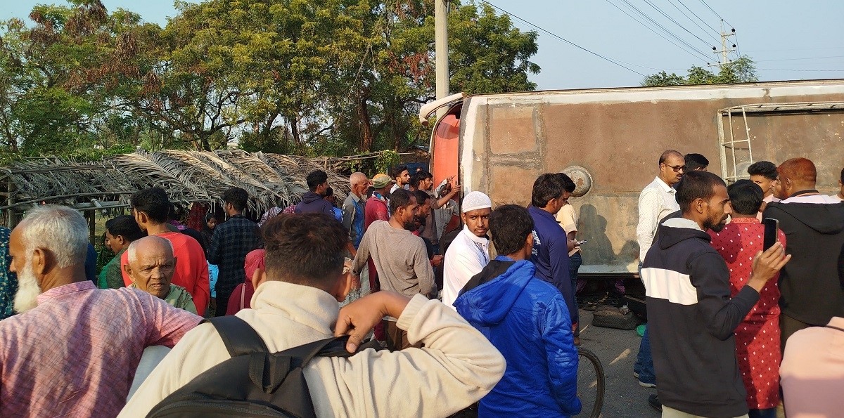 সাতক্ষীরায় বাস-ইজিবাইক সংঘর্ষে কন্ট্রাক্টর নিহত, আহত ১৪