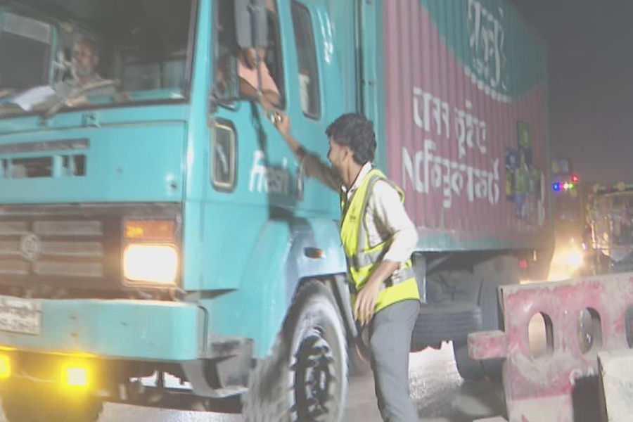 'সমঝোতার' চাঁদা: আড়তের ৩৭ টাকার বেগুন ঢাকায় ১০০