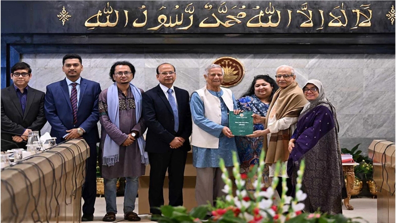 প্রধান উপদেষ্টার কাছে সংস্কার প্রস্তাব জমা দিয়েছেন কমিশন