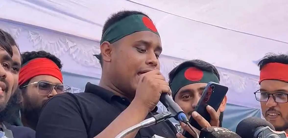 গণজমায়েত মঞ্চে কবিতা শোনালেন হাসনাত
