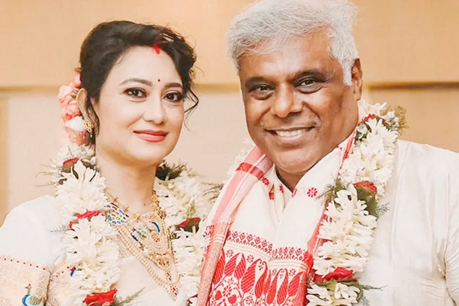 সড়ক দুর্ঘটনায় আহত আশিস বিদ্যার্থী ও স্ত্রী রূপালী