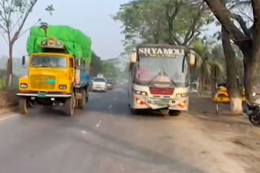 ঢাকা-চট্টগ্রাম মহাসড়কে ত্রিমুখী সংঘর্ষে নিহত ৩