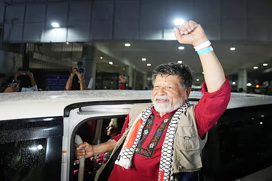 দেশে ফিরেছেন আলোকচিত্রী শহিদুল আলম