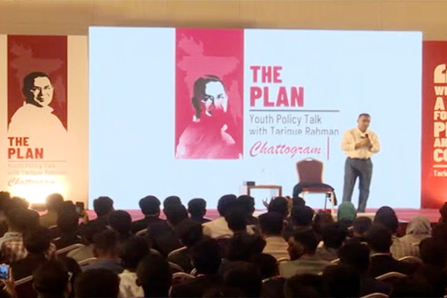 চট্টগ্রামে জনসভা শুরুর আগে তরুণদের সঙ্গে মতবিনিময় করেন