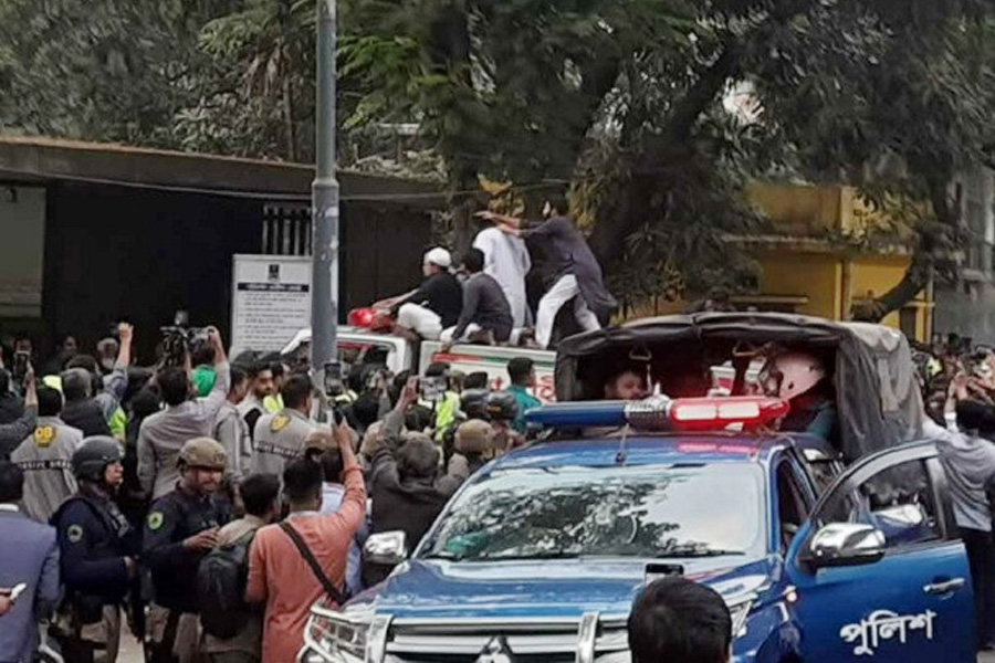 শহীদ হাদির মরদেহ কবরস্থানে পৌঁছেছে