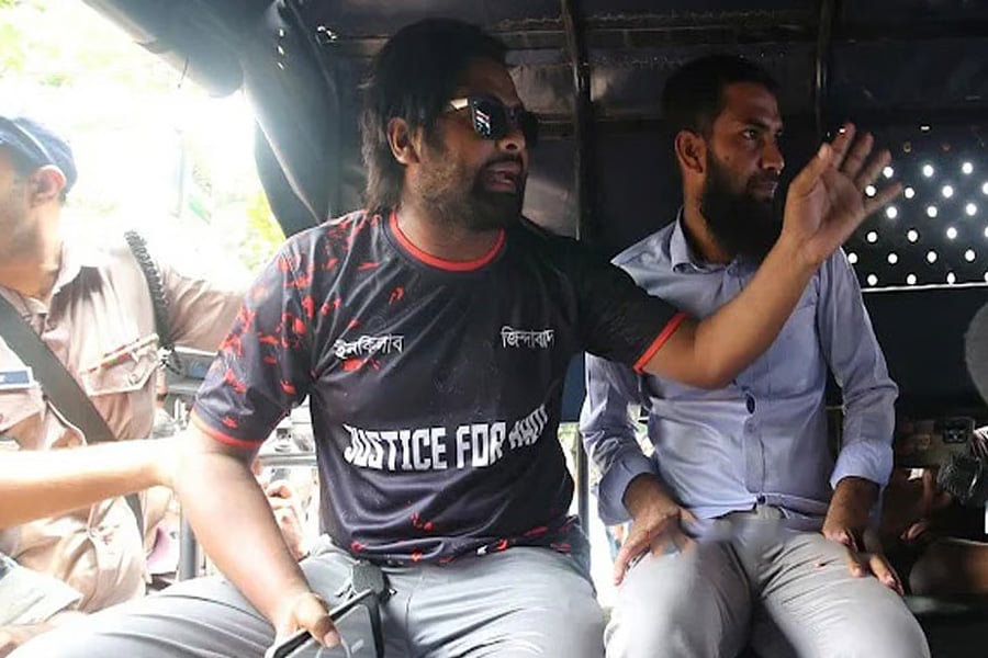 ধানমন্ডি ৩২: ভিডিও ধারণ করায় যুবক আটক