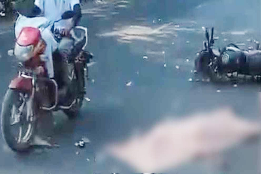 কুষ্টিয়ায় কাভার্ডভ্যানের চাপায় ২ পুলিশ কর্মকর্তা নিহত