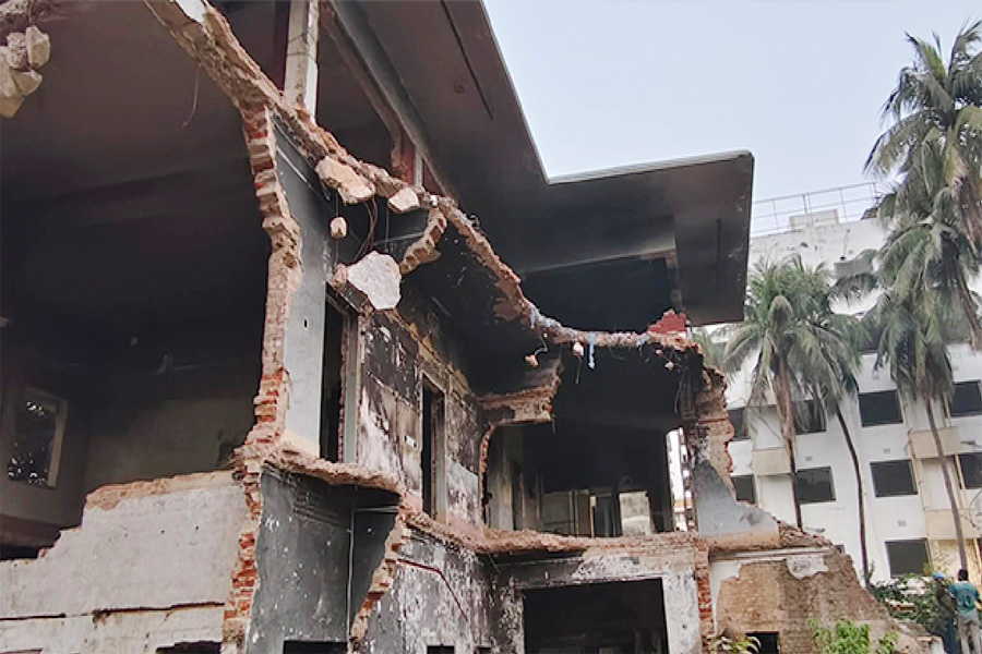 হাদির মৃত্যুতে ধানমন্ডি ৩২-এ ভাঙচুর চালাচ্ছে ছাত্র-জনতা