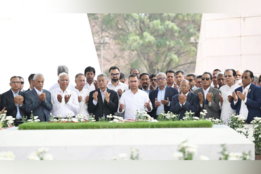 মন্ত্রিসভার সদস্যদের নিয়ে জিয়াউর রহমানের কবর জিয়ারত করলেন