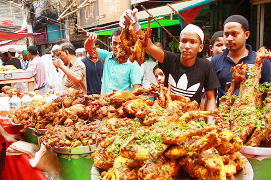 গরম পেঁয়াজু-বেগুনি আর জিলাপির ঘ্রাণে মুখরিত ইফতার বাজার