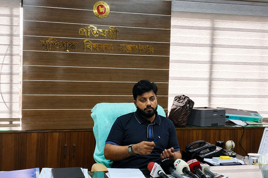 মুক্তিযুদ্ধ বিষয়ক মন্ত্রণালয় সংবাদ সম্মেলনে বক্তব্য দেন ইশরাক হোসেন। ছবি: ভিওডি বাংলা