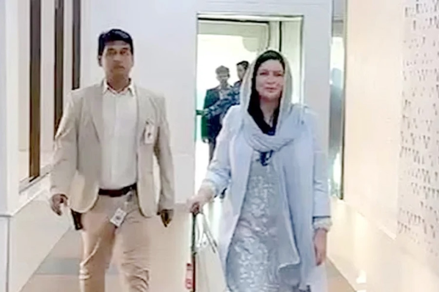 দেশে পৌঁছে এভারকেয়ার হাসপাতালে জুবাইদা রহমান