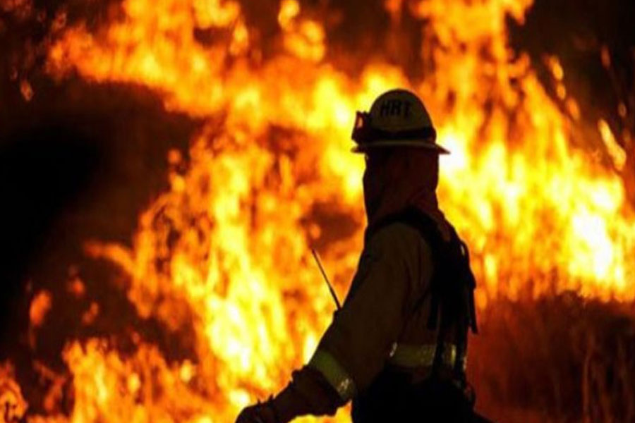 ডেমরায় কালি তৈরির কারখানায় আগুন