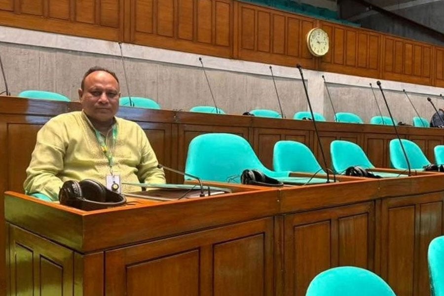 সিলেটে প্রধানমন্ত্রীর বকুনি খেয়ে সংসদে হাজির এমপি এমরান